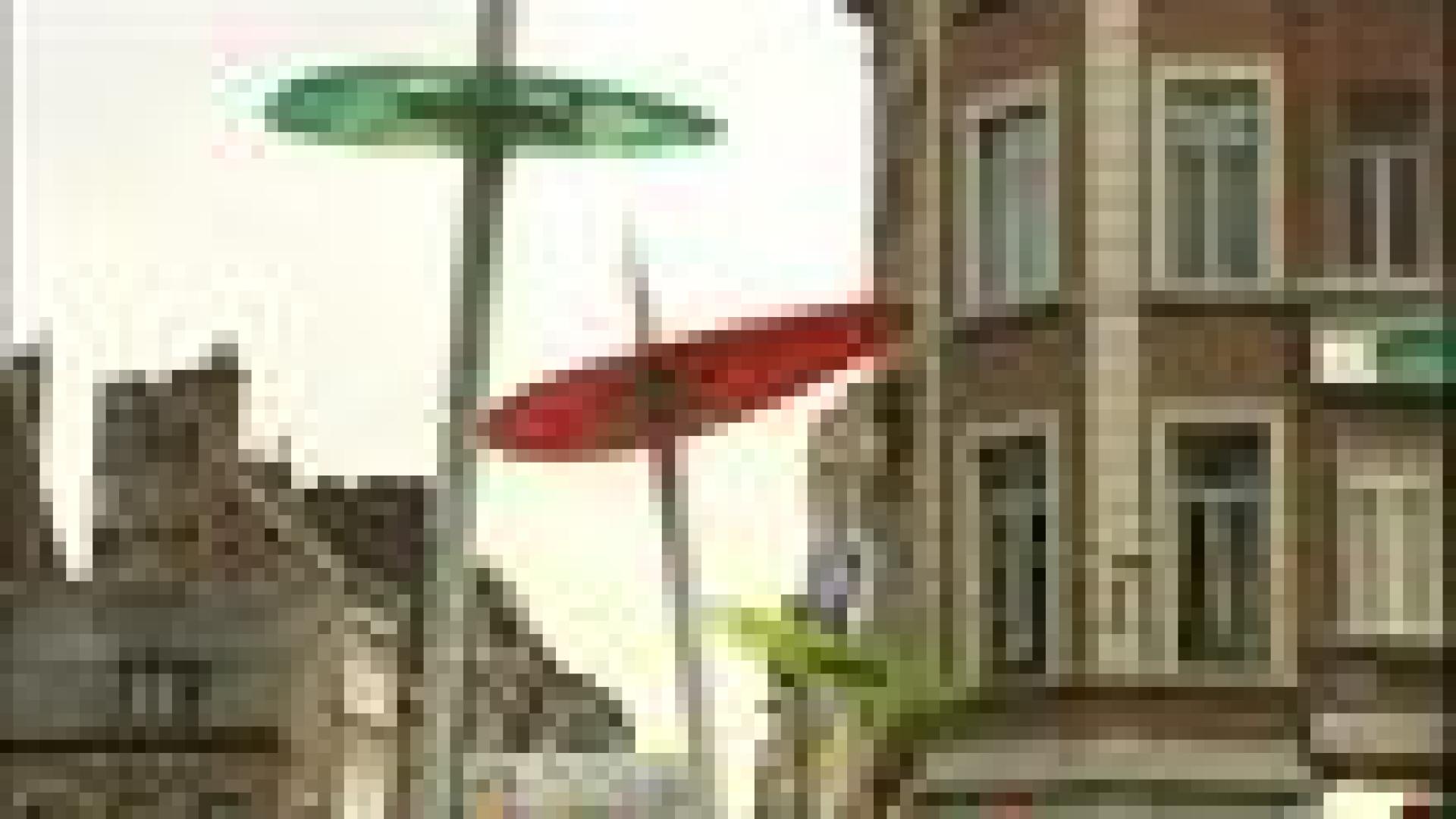 Carrefour du pont d'Avroy : les ombrelles sont là.